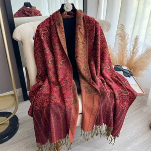 Detailansicht eines böhmischen Paisley-Schals mit Quastenfransen auf einem Sessel