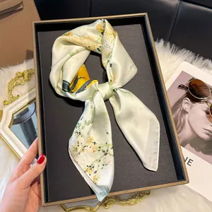 Sciarpa in seta 70cm beige a fiori, annodata come fascia per capelli alla francese