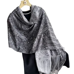 Klassieke kasjmier sjaal met grijs-wit paisley jacquard patroon en franjes op hanger