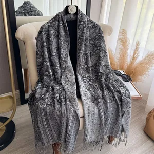 Eleganter Kaschmir-Gefühl Schal mit Paisleymuster und Fransen auf einem Sessel dekoriert