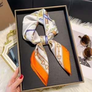 Elegante zijden sjaal met oranje randen en kettingpatroon op luxe fluwelen achtergrond