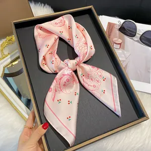 Écharpe en satin rose avec motif cerise et paisley dans un coffret cadeau chic
