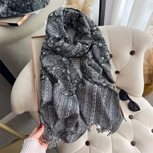 Detail eines Paisley-Pashmina-Schals mit Fransen auf einem eleganten Tablett