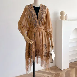 Bruin kant vest met bloemenpatroon en franjes aan de zoom voor een vintage uitstraling