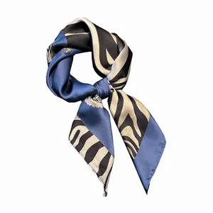 Zijdeachtige damessjaal met zebrapatroon in marineblauw en gebroken wit kleurblokken