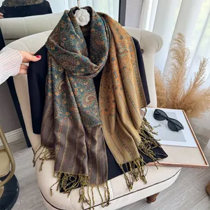 Detailansicht eines Schals mit Paisley-Muster im Ethno-Stil und Fransenverzierung