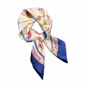 Elegante foulard in seta 70cm con stampa floreale e bordi blu navy su sfondo bianco