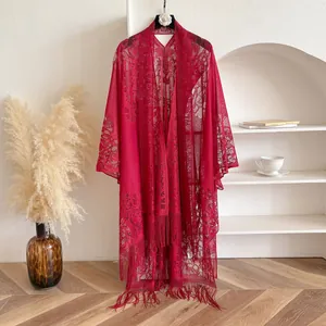 Elegante rode kanten cardigan met bloemenpatroon en franjes voor een zomerse boho uitstraling