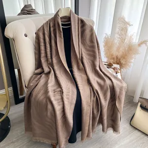 Elegante bruine sjaal met luipaardprint, gouden glitterdraad en subtiele franjes