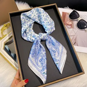 Élégant foulard en soie blanche avec motif floral paisley bleu dans un cadre luxueux