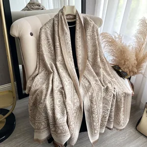 Elegante scialle in cashmere beige double-face con motivo jacquard e frange