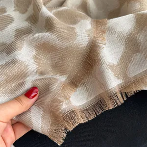 Gros plan du motif jacquard sur un châle de luxe en cachemire avec des bords à franges