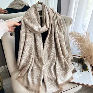 Dettaglio del motivo jacquard floreale barocco su uno scialle beige double-face effetto cashmere