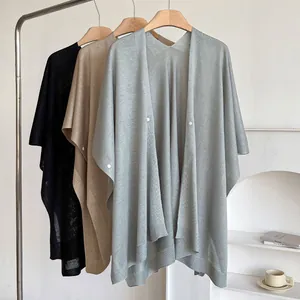 Détails de châles en maille légère noirs, khakis et verts avec des boutons