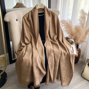 Elegante scialle dorato effetto cashmere con motivo paisley e bordi con frange