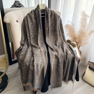 Dettaglio dello scialle paisley taupe con fili d'oro metallico e bordi con frange