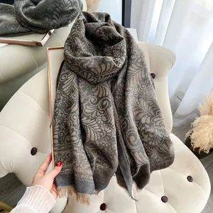 Dettaglio del tessuto jacquard paisley grigio scuro con glitter oro e frange