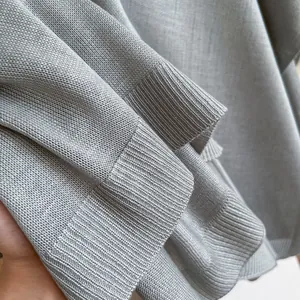 Châle en maille gris clair avec bords côtelés premium et texture fine en coupe décontractée