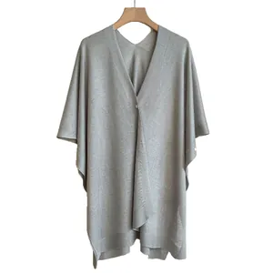 Châle en tricot gris élégant avec col en V, fermeture à bouton et fines côtes verticales