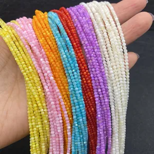 Makroaufnahme von 2-3 mm bunten Katzenaugenstein-Rundperlen für DIY-Schmuck