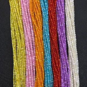 Detailansicht von 2-3mm gefärbten Naturmuschelperlen in verschiedenen Farben für DIY-Schmuck