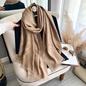 Ethno-Schal mit Kaschmir-Gefühl, Metallic-Jacquard-Muster und modischen Fransenkanten