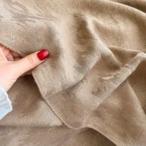 Ethno-Schal in Champagnergold mit Pferde-Jacquardmuster und glänzenden Metallfäden