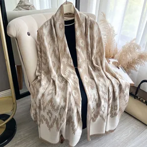 Ethno-Schal aus Kaschmirimitat mit Ikat-Muster und Fransen für herbstliche Damenmode