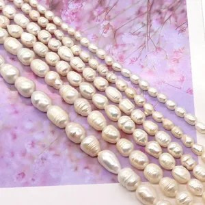 Perles d'eau douce blanches naturelles de différentes tailles et formes de riz pour bijoux