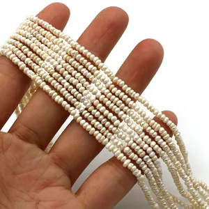 Detailansicht von 2-3mm unregelmäßigen Süßwasserperlen in der Hand für DIY-Schmuck
