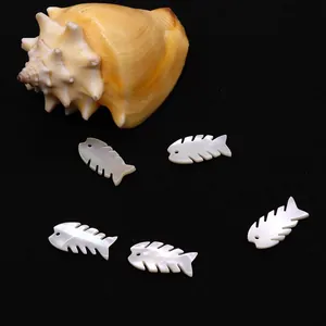 Makro-Detail von fischknochenförmigen Perlmutthelen mit natürlichem Perlmuttglanz