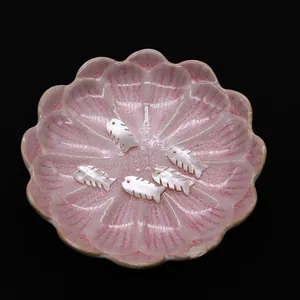 Nahaufnahme von fischgrätenförmigen weißen Muschelperlen für DIY-Schmuckzubehör