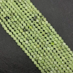 Macro di perline di prehnite verde sfaccettate con inclusioni naturali per gioielli