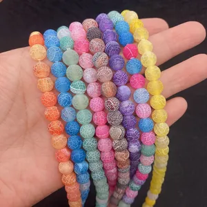 Macro-opname van kleurrijke agaatkralen met ijsbarstpatronen voor doe-het-zelf sieraden maken