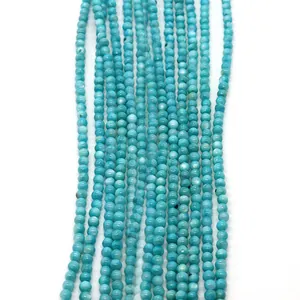 Gepolijste blauwgroene schelpkralen in verticale strengen voor DIY-sieraden maken
