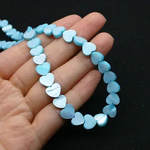 Vue détaillée de perles en nacre bleu clair en forme de cœur pour bijoux DIY
