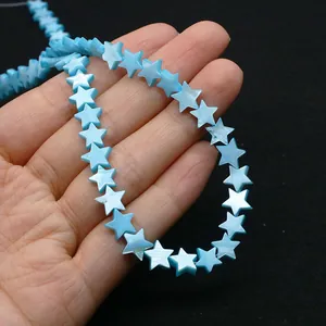 Gros plan de perles en coquillage bleu ciel en forme d'étoile avec éclat nacré pour bijoux