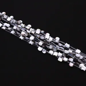 Détail macro de perles en nacre naturelle en forme de chat avec un éclat perlé brillant