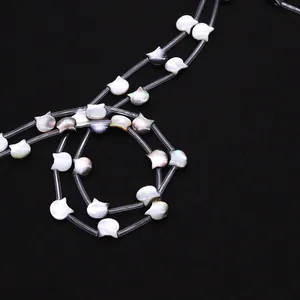Détails des perles de nacre en forme de chat avec un éclat naturel et iridescent