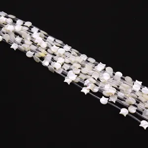 Détail macro de perles en nacre en forme de chat avec un éclat naturel iridescent