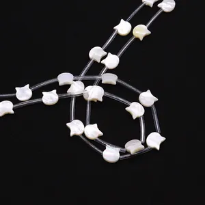 Détail macro de perles en nacre blanche en forme de chat avec éclat naturel pour bijoux DIY