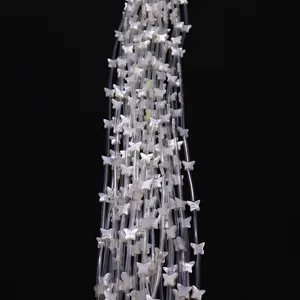 Makroaufnahme von irisierenden Schmetterlingsperlen aus Muschel für DIY-Schmuck