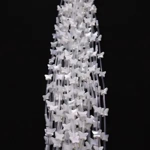 Nahaufnahme weißer Schmetterlingsperlen aus Muschel mit Perlglanz für DIY Schmuck