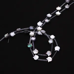 Vue macro de perles en nacre naturelle en forme de chat avec reflets irisés pour bijoux