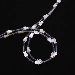 Makroaufnahme von weißen Schmetterlingsperlen aus Muschel für DIY-Schmuckherstellung