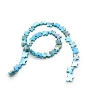 Makroansicht blauer Schmetterlingsperlen aus Perlmutt mit Glanz für DIY-Schmuckdesign