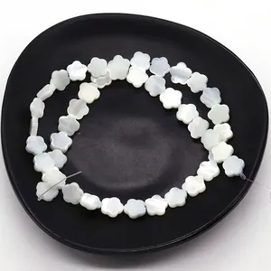 Natürliche weiße Muschelperlen in Blumenform 6-10mm für DIY-Schmuckherstellung und Design
