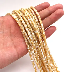 Primer plano de cuentas de concha natural de 4mm con textura crema para joyas DIY