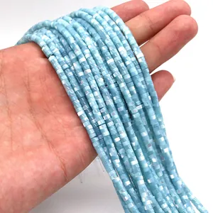 Primer plano de cuentas cilíndricas de nácar azul cielo para creación de joyas