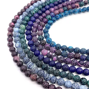 Macro-detail van ronde agaatkralen met kleurrijke drakenadertexturen voor DIY-sieraden